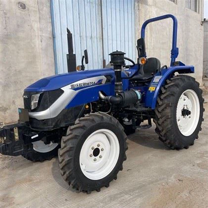 Traktor S Poľnohospodárskymi